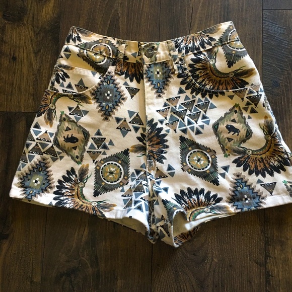 Pants - High waisted patterned vintage denim shorts 🩳
